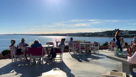 Leute,-Die-In-Einem-Restaurant-Mit-Meerblick-Am-Strand-Von-Estepona-Sitzen,-Sonniger-Tag-In-Andalusien,-Spanien,-Sommerferienziel,-4K-Aufnahme