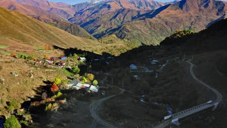 Campo-Soleado-De-Las-Tierras-Altas-De-La-Región-Del-Cáucaso-En-Georgia-En-La-Temporada-De-Otoño.