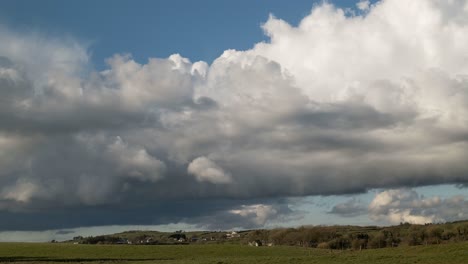Lapso-De-Tiempo-De-Nubes-Sobre-El-Idílico-Paisaje-Verde-De-Irlanda