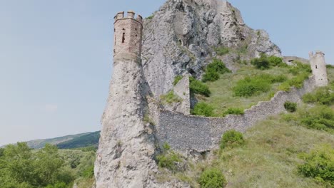 Drohnen-Luftaufnahme-Des-Historischen-Jungfrauenturms-Der-Burg-Devin