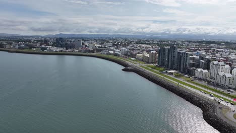 Vista-Aérea,-Reykjavik-Islandia,-Carretera-Costera-Y-Edificios-De-Apartamentos-Frente-Al-Mar
