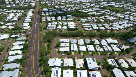 Luftbilddrohne-Eines-Wohnvororts-Für-Familien-Mit-Einheitlichen-Weißen-Dächern-Und-Sonnenkollektoren-In-Muirhead,-NT,-Nahe-Der-Küste-Australiens