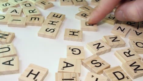 Nahaufnahme-Hand-Macht-Pronomen-Wörter-Sie-Und-Ihr-Aus-Scrabble-Buchstaben