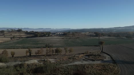 Campos-Mediterráneos-En-Malla-Barcelona-España-Amplio-Horizonte-Drone-Aéreo-De-Finales-De-Invierno,-árboles-De-Color-Verde-Pálido,-Prados-Marrones-Y-Horizonte-En-El-Paisaje-Europeo