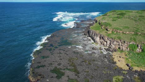 Rocky-Shore-Of-Cook-Island-Aquatic-Reserve-In-New-South-Wales,-Australia