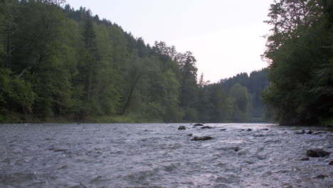 Der-Fluss-Fließt-Im-Morgengrauen-In-Einer-Malerischen-Berglandschaft
