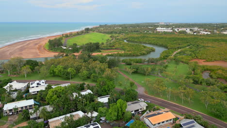 Luftdrohne-Von-Rapid-Creek-Casuarina-Treibt-Den-Verkehr-Entlang-Der-Strandpromenade-An-Der-Flussmündung,-NT-Australien