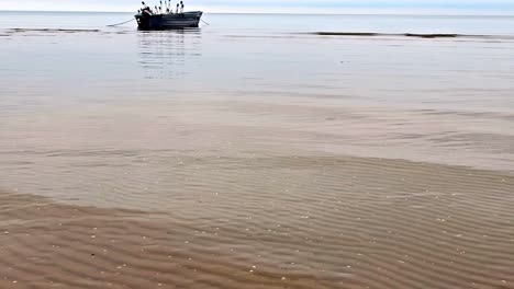 Un-Barco-Flota-Anclado-En-El-Océano-En-Calma-Con-Un-Aparejo-De-Pesca