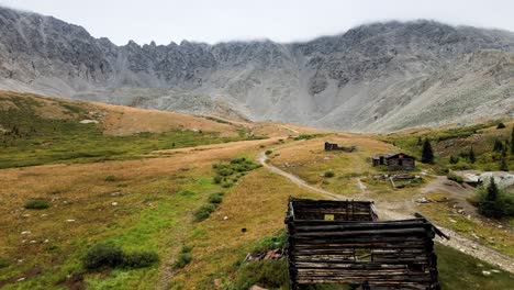 4K-Luftaufnahmen-Von-Drohnen-über-Nebligen-Bergen-Im-Mayflower-Gulch-In-Der-Nähe-Von-Leadville-Und-Copper-Mountain-Im-Summit-County,-Colorado