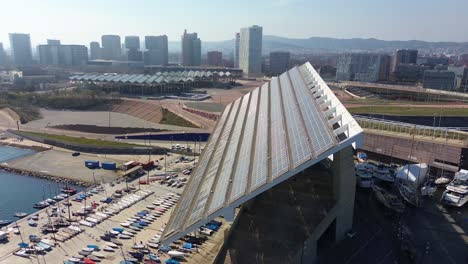 Toma-Aérea-De-Los-Paneles-Solares-Fotovoltaicos-Del-Parque-Del-Foro-En-Un-Día-Soleado-En-Barcelona