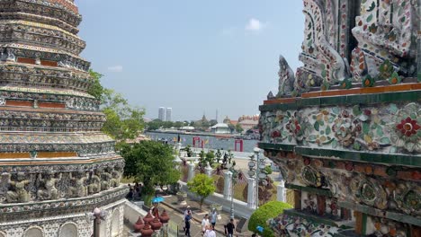 Details-Der-Pagoden-Des-Wat-Arun-Tempels-In-Bangkok