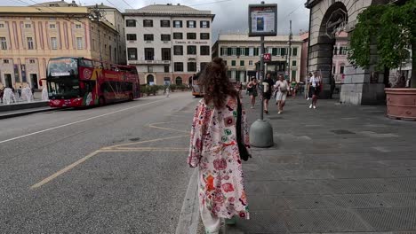 Una-Mujer-Vistiendo-Ropa-Holgada-Estampada-Caminando-Por-La-Acera-En-La-Plaza-De-La-Ciudad