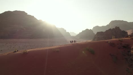 Menschen-Auf-Den-Sanddünen-Der-Wüste-Wadi-Rum-In-Jordanien,-Luftdrohne