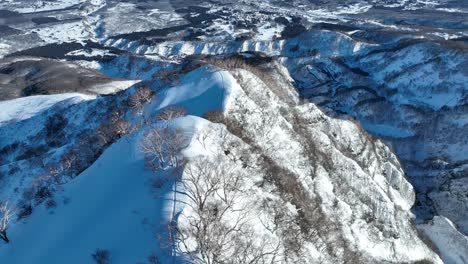 Empuje-En-Estilo-Fpv-Disparado-Volando-Hacia-Abajo-A-Lo-Largo-Del-Pico-De-La-Montaña