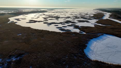 Luftaufnahme-Eines-Zugefrorenen-Sees-In-Einem-Winterwunderland