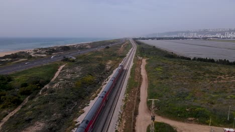Tren-De-Cercanías-Que-Circula-Por-La-Vía-Férrea-En-La-Costa-Mediterránea-En-Megadim-Moshav,-Israel