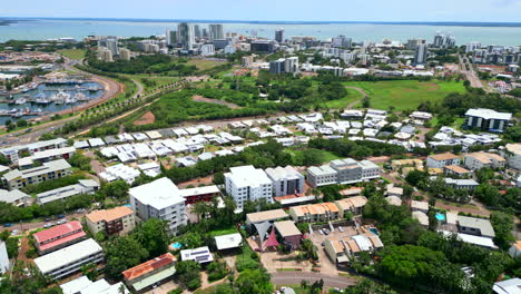 Luftdrohne-Eines-Wohnvororts-Mit-Panoramablick-Auf-Darwin-City,-NT,-Australien