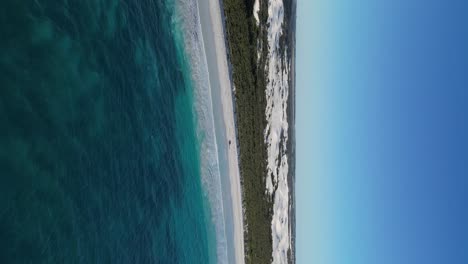 Vogelperspektive-Auf-Das-Türkisfarbene-Wasser-Und-Den-Weißen-Sand-Des-Wylie-Bay-Rock-Beach