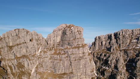 Vista-Panorámica-Aérea-De-La-Montaña-Resegone-Y-El-Refugio-Rifugio-Azzoni-De-Los-Alpes-Italianos-En-El-Norte-De-Italia