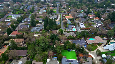 Walnut-Creek,-Condado-De-Contra-Costa,-California,-EE.UU.---Una-Vista-Panorámica-Del-Distrito-Residencial-De-La-Ciudad-Durante-El-Día---Drones-Volando-Hacia-Adelante