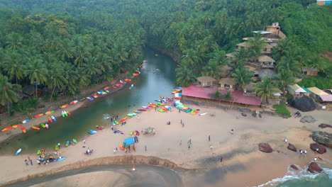 Vista-Aérea-De-La-Playa-Tropical-De-Cola-Con-Kayaks-Y-Gente-Goa-India