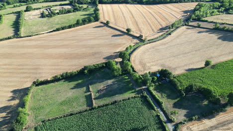 Nach-Oben-Geneigte-Luftaufnahme-Zeigt-Den-Blick-Auf-Ein-Großes-Feld-Mit-Nutzpflanzen-In-Frankreich