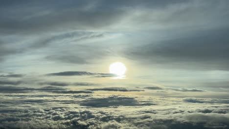 Piloten-POV,-Der-Durch-Einen-Himmel-Mit-Einigen-Wolken-Fliegt-Und-In-Einer-Linkskurve-Die-Sonne-Voraus-Sieht