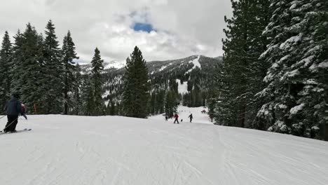 People-Skiing-In-North-Lake-Tahoe