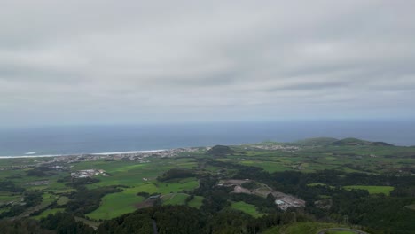 Panorama-Schwenk-Von-Grünen-Hügeln-Und-Dem-Meer-Unter-Bewölktem-Himmel-Auf-Den-Azoren,-Portugal