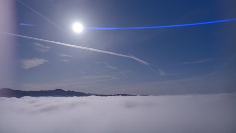 Impresionante-Vista-Aérea-Mientras-El-Dron-Se-Desliza-Sobre-Nubes-Esponjosas-Contra-Un-Cielo-Azul-Vibrante-En-Un-Día-Soleado