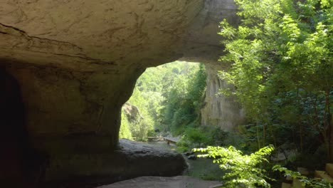 Vista-Bajo-El-Puente-De-Los-Dioses-Cerca-De-Vratsa,-Bulgaria