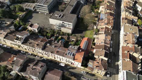 Wohn--Und-Geschäftsgebäude-In-Der-Innenstadt-Von-Bordeaux,-Frankreich,-Pessac-Straße,-Luftaufnahme-Mit-Blick-Nach-Unten,-Schwenk-Nach-Rechts