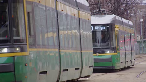 Saubere-Und-Glänzende-öffentliche-Verkehrsmittel-Auf-Verkürzten-Stadtstraßen