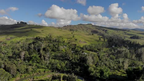 Antena-Inversa-Del-Impresionante-Paisaje-Montañoso-De-Papúa-Nueva-Guinea-En-Un-Día-Soleado