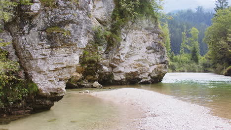 Graue-Steinfelsen-Mit-Einem-Malerischen-Fluss-In-Einer-Berglandschaft