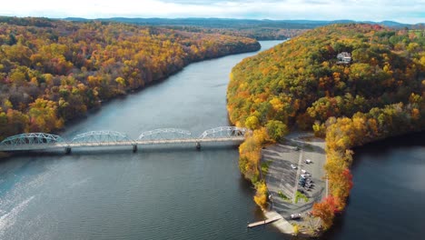 Brücke-In-Connecticut-Im-Herbst