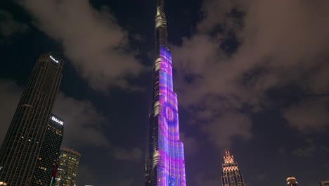 Neigungsaufnahme-Des-Burj-Khalifa,-Des-Höchsten-Wolkenkratzers-Der-Welt,-Bei-Nacht