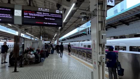 Pasajeros-Y-Turistas-Esperando-En-El-Andén-De-La-Estación-De-Tren-En-Tokio,-Japón.