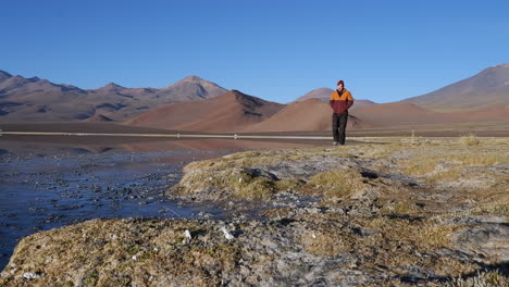 Un-Turista-Masculino-Disfruta-De-Una-Vista-Rústica-De-Las-Colinas-Y-La-Laguna-Salada-En-El-Desierto-De-Chile.