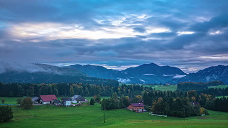 Atemberaubender-Zeitraffer-Von-Wolken,-Die-über-Die-Wunderschöne-österreichische-Alpenlandschaft-Ziehen