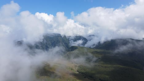 Wolken-Ziehen-über-Die-Berge-Und-Präsentieren-Eine-Wunderschöne-Landschaft