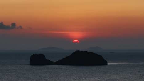 Minuten-Vor-Sonnenuntergang,-Hinter-Einer-Walförmigen-Insel