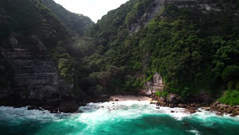 Playa-Aislada-Junto-A-Un-Acantilado-En-La-Costa-Rocosa-De-Nusa-Penida,-Bali,-Indonesia