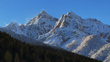 Anfang-November-Morgen-Erster-Schnee-Auf-Europa-Australischen-Schweizer-Alpen-Gipfel-Herbst-Stubai-Dorf-Chalet-Tirol-Tirol-Österreich-Matt-Sonnenschein-Innsbruck-Berge-Landschaft-Statische-Aufnahme