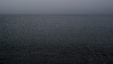 Wasseroberfläche-An-Einem-Grauen,-Nebligen-Tag