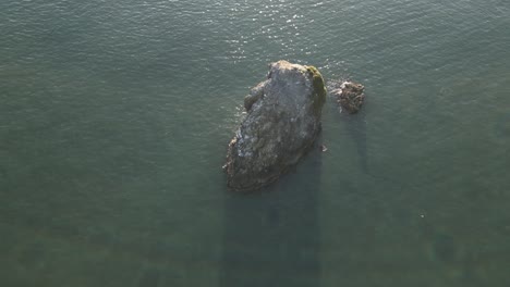 Schroffe-Steine-Und-Felsen-Ragen-Aus-Den-Flachen-Und-Ruhigen-Gewässern-Der-Küste-Von-Oregon,-USA