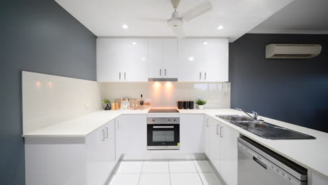 Apartamento-Blanco-Con-Cocina-Moderna-Y-Renovada,-Zona-De-Cocina-Y-Electrodomésticos-Nuevos-De-Acero-Inoxidable.