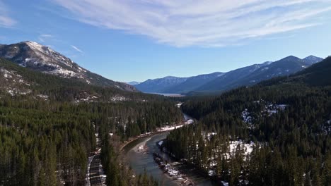 Malerische-Aussicht-Auf-Fluss,-Wald-Und-Bergkette-Im-Hintergrund-Mit-Schnee-In-Cle-Elum-An-Einem-Ruhigen-Tag-Im-Bundesstaat-Washington