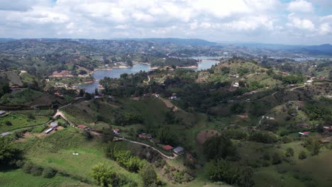 Luftaufnahme-Der-Wunderschönen-Grünen-Landschaft-Rund-Um-Den-Guatape-See,-Kolumbien