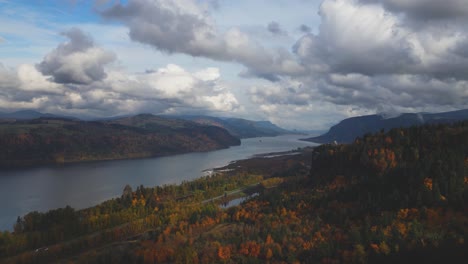 Drohnenaufnahme-Der-Columbia-River-Gorge-In-Oregon-Während-Eines-Dramatischen-Bewölkten-Himmels-Im-Herbst,-Der-Den-Nahe-Gelegenen-Verkehr-Auf-Der-Straße-Zeigt